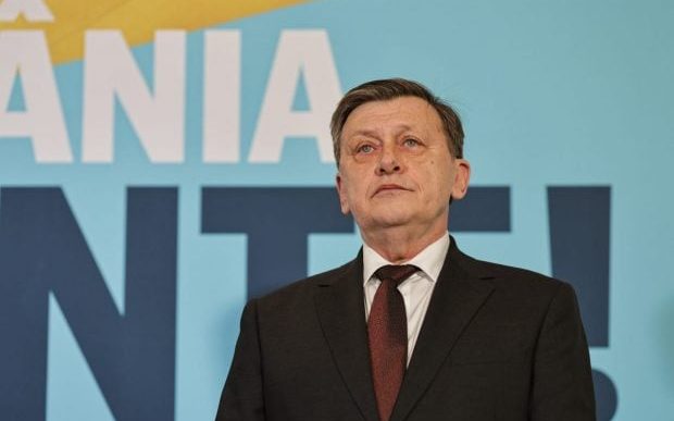 sloganul-lui-antonescu-la-alegeri:-romania,-inainte-sau-romania,-inapoi