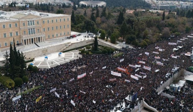 sute-de-mii-protesteaza-fata-de-inactiunea-guvernului-din-grecia