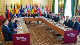 langa-cine-a-stat-ilie-bolojan-la-summitul-de-pace-de-la-londra
