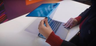 lenovo-prezinta-thinkbook-codename-flip,-un-ai-pc-cu-ecran-pliabil-si-cinci-moduri-de-utilizare
