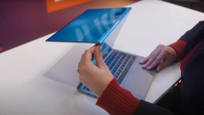 lenovo-prezinta-thinkbook-codename-flip,-un-ai-pc-cu-ecran-pliabil-si-cinci-moduri-de-utilizare