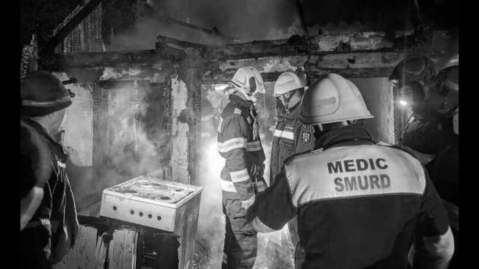 o-femeie-de-46-de-ani,-imobilizata-la-pat,-si-a-pierdut-viata-intr-un-incendiu-devastator