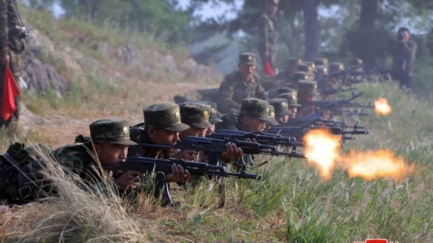 familiile-militarilor-nord-coreeni-capturati-risca-executarea