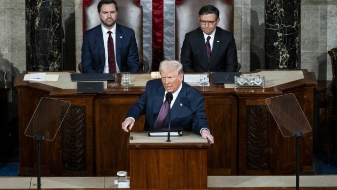 trump-amana-aplicarea-taxelor-vamale-in-relatia-cu-mexicul-si-il-critica-pe-premierul-canadei