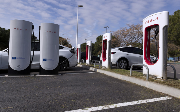 de-ce-s-au-prabusit-din-decembrie-cu-peste-50-%-actiunile-tesla