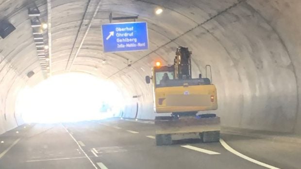 ce-este-mare,-galben-si-nu-are-voie-pe-autostrada