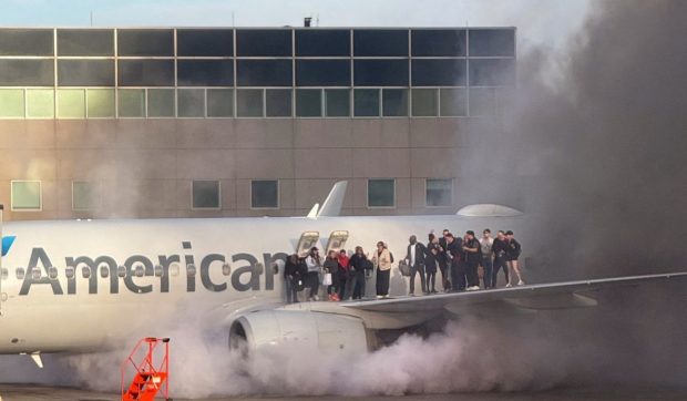 evacuare-de-urgenta-pe-aripa-avionului-american-airlines