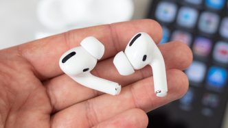 apple-va-lansa-o-versiune-airpods-cu-suport-pentru-traducere-traducere-ai-in-timp-real.