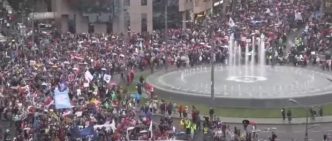 un-sofer-a-intrat-cu-masina-in-protestatari,-la-belgrad:-trei-raniti