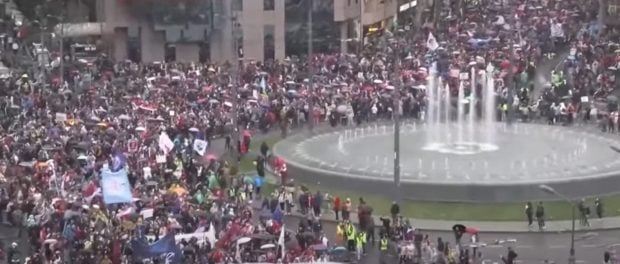 un-sofer-a-intrat-cu-masina-in-protestatari,-la-belgrad:-trei-raniti