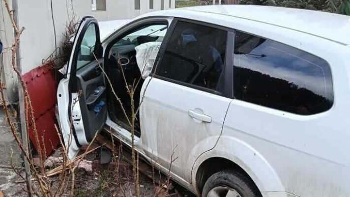 o-persoana-a-ajuns-la-spital-dupa-ce-un-autoturism-a-intrat-in-peretele-unei-case