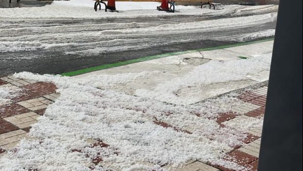 rupere-de-nori-in-spania:-imagini-cu-strazi-acoperite-de-grindina