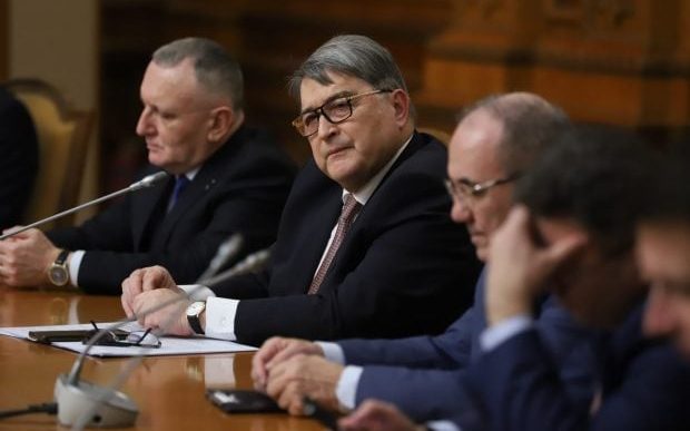 demiterea-lui-emil-hurezeanu,-o-poblema-de-zile.-cine-se-incalzeste-pentru-locul-de-la-externe