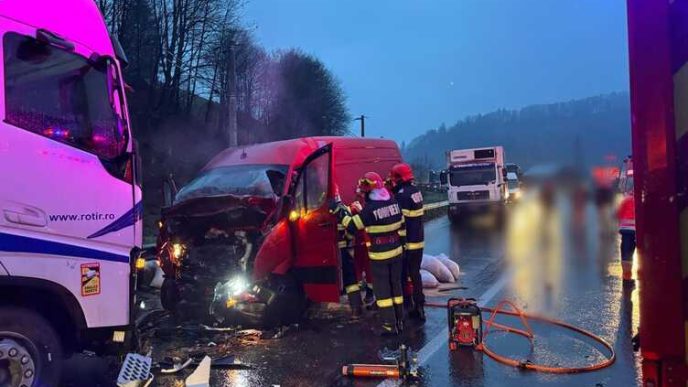 doua-persoane-au-ramas-incarcerate-dupa-un-accident-intre-o-autoutilitara-si-un-autotren