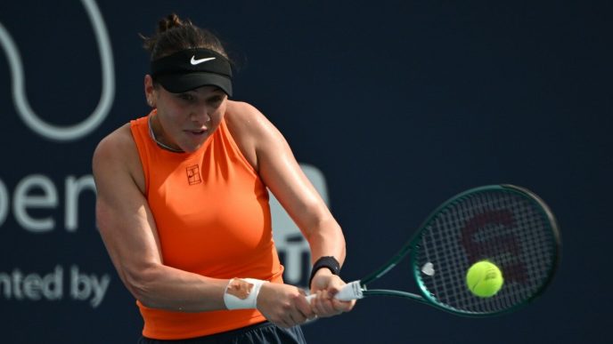 amanda-anisimova-i-a-aratat-degetul-mijlociu-rusoaicei-mirra-andreeva