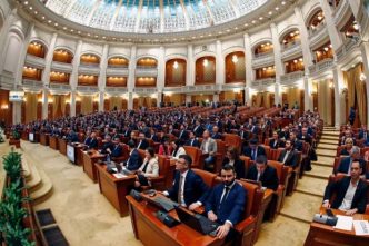 reorganizare-cu-dedicatie-la-camera-deputatilor.-cine-mparte,-parte-si-face