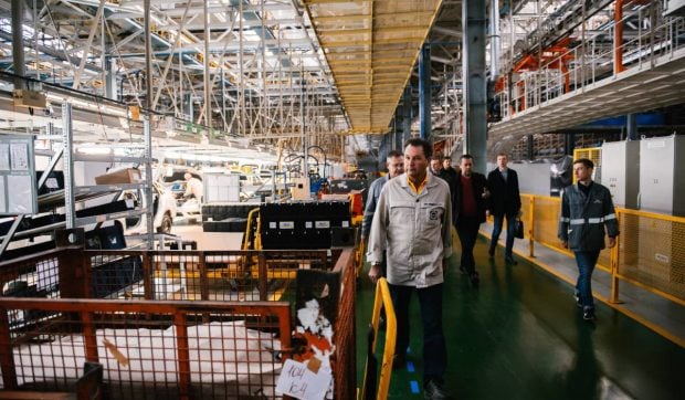 impactul-tarifelor-lui-trump,-asupra-importurilor-auto:-strategia-unui-gigant-al-industriei