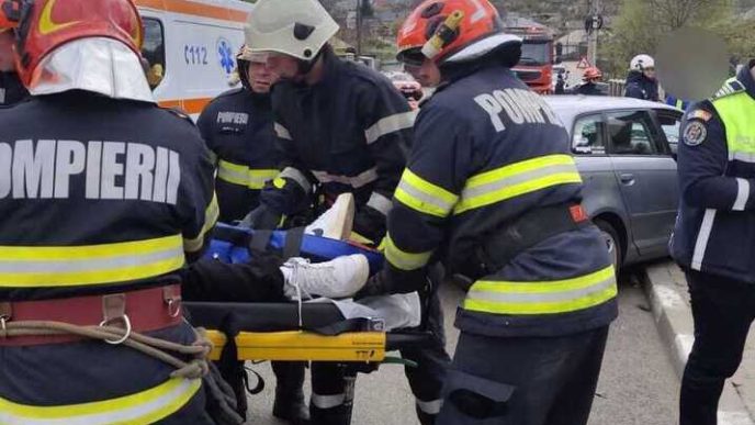 doua-persoane-au-fost-ranite-dupa-ce-masina-in-care-se-aflau-a-lovit-o-conducta-de-gaz