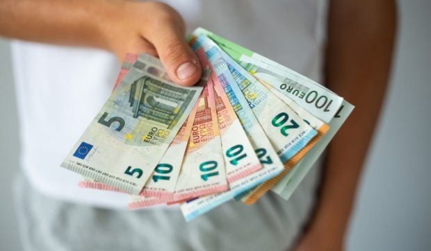 cati-bani-a-strans-un-barbat-care-a-depus-10-euro-la-banca-si-a-uitat-de-ei-20-de-ani