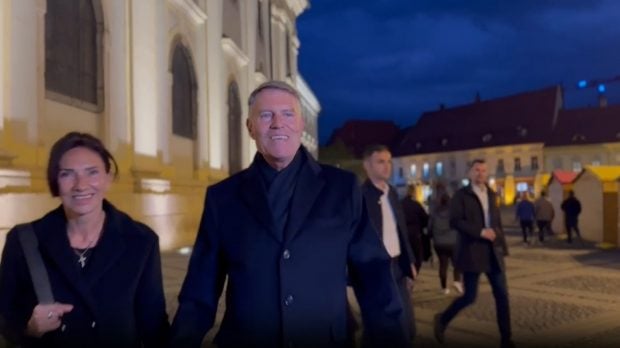 klaus-iohannis-a-rostit-15-cuvinte-in-noaptea-de-inviere.-apoi-a-intors-spatele-si-a-plecat
