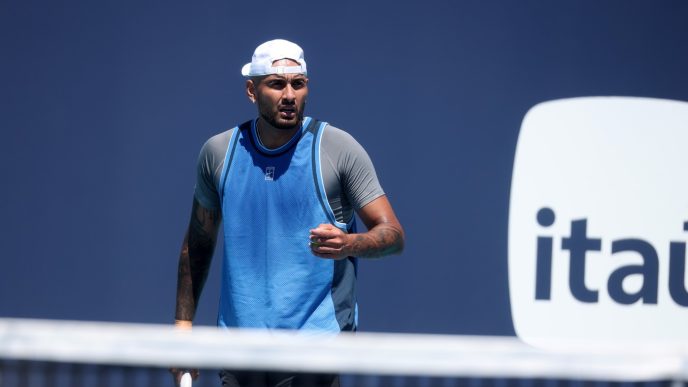 nebunul-kyrgios-a-facut-o-din-nou:-ia-steroizi,-nu-vitamine