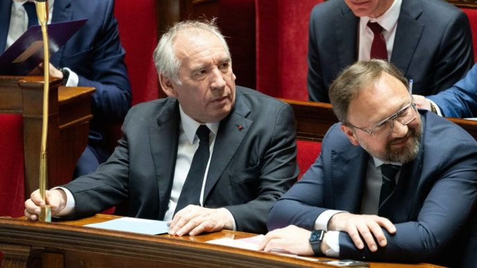 premierul-frantei-doreste-organizarea-unui-referendum-pentru-adoptarea-unui-nou-plan-economic