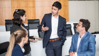 programul-de-burse-change-maker-continua-si-in-2025,-cu-sprijinul-bmw-group-si-esmt-berlin