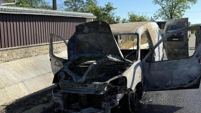 un-autoturism-a-fost-distrus-de-flacari-in-urma-unui-incendiu