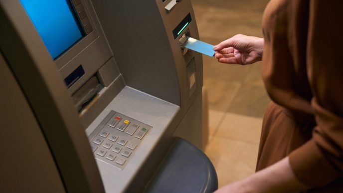 cum-poti-folosi-cardul-de-credit-fara-sa-platesti-dobanda.-sfaturile-a-doi-experti-bancari