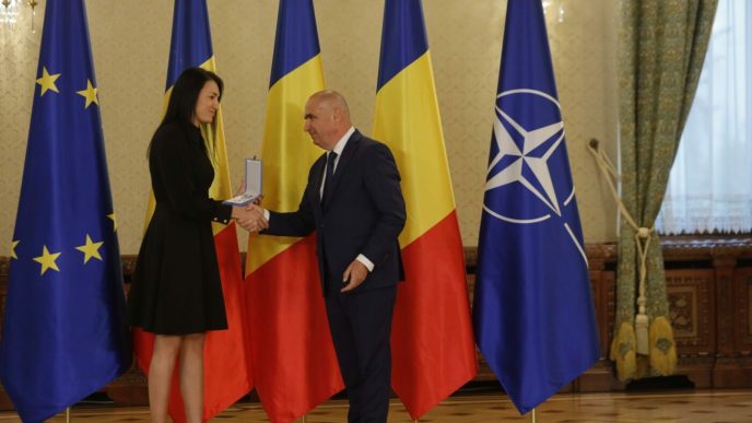 cristina-neagu,-decorata-de-ilie-bolojan:-in-semn-de-multumire-pentru-ce-ati-facut-pentru-romania