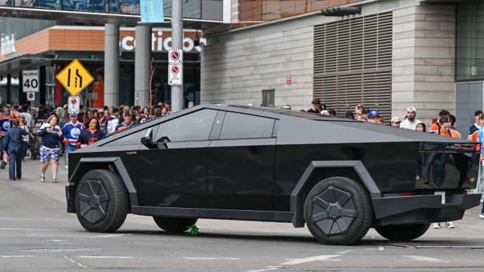 tesla-s-a-dus-in-cap.-muncitorii-care-produc-cybertruck-au-fost-trimisi-acasa