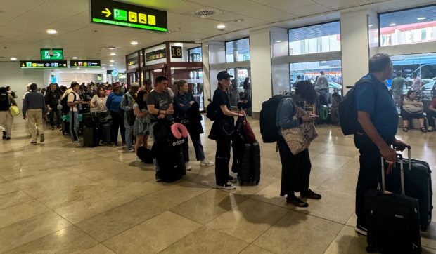 criza-locuintelor-in-spania:-sute-de-oameni-au-ajuns-sa-doarma-in-aeroportul-din-madrid