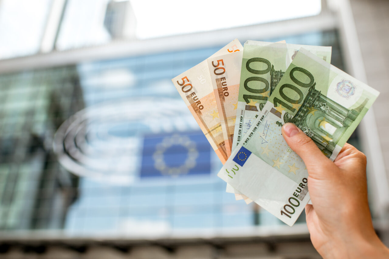 bnr-anunta-joi-un-curs-de-5,1032-lei-pentru-un-euro,-in-usoara-scadere