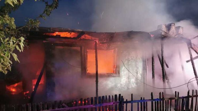casa-unei-femei-de-90-de-ani-a-fost-distrusa-de-un-incendiu-devastator