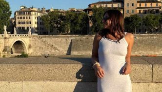 simona-halep-s-a-plimbat-intr-o-rochie-mulata-si-a-intors-toate-privirile-pe-strazile-din-roma