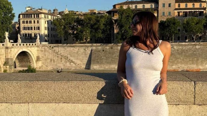 simona-halep-s-a-plimbat-intr-o-rochie-mulata-si-a-intors-toate-privirile-pe-strazile-din-roma