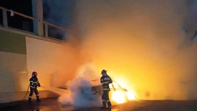 un-autoturism-a-fost-distrus-de-un-incendiu-noaptea-trecuta