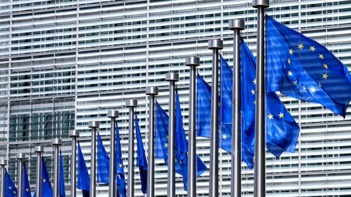 ue-continua-consultarile-comerciale-cu-statele-unite,-dar-ameninta-cu-riposte-la-taxele-lui-trump