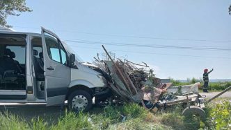 doua-persoane-ranite-in-urma-unui-accident-intre-un-microbuz-si-o-caruta-pe-dj-282-b