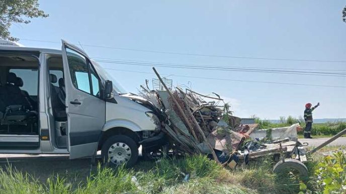 doua-persoane-ranite-in-urma-unui-accident-intre-un-microbuz-si-o-caruta-pe-dj-282-b