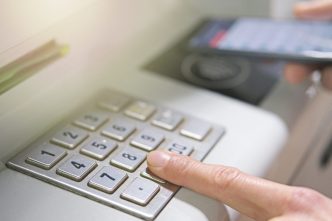 taxa-pe-fiecare-plata-cu-cardul-ar-putea-incuraja-economia-subterana.-ce-spun-specialistii