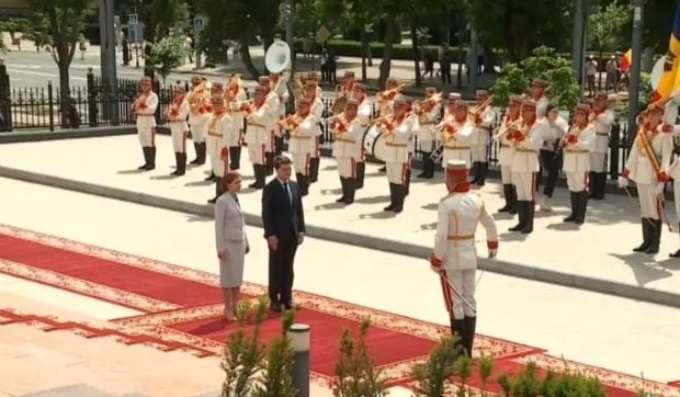 nicusor-dan-a-fost-primit-de-maia-sandu-la-chisinau,-in-prima-sa-deplasare-externa