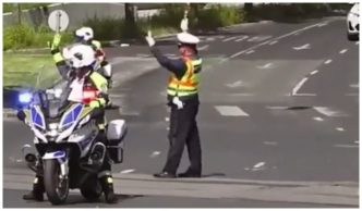 politistii-au-oprit-o-ambulanta-in-misiune-in-budapesta,-ca-sa-treaca-o-coloana-oficiala