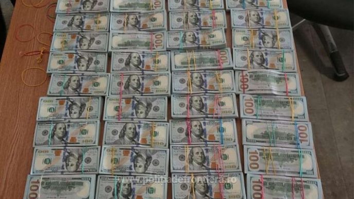cuplu-oprit-la-intrarea-in-romania-cu-1,4-milioane-de-dolari-ascunsi-pe-corp!