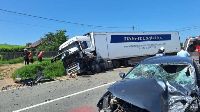 accident-grav-intre-un-autoturism-si-un-tir-cinci-persoane-ranite-si-transportate-la-spital