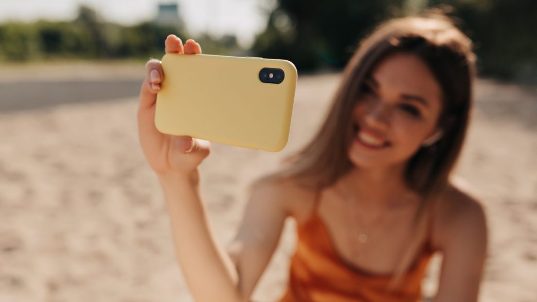 skincase,-o-husa-de-telefon-din-silicon,-imita-pielea-umana-si-poate-suferi-arsuri-solare