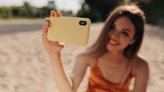 skincase,-o-husa-de-telefon-din-silicon,-imita-pielea-umana-si-poate-suferi-arsuri-solare