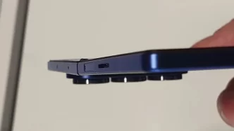 galaxy-z-fold-7,-surprins-cu-balamaua-ecranului-defecta-pe-unitati-demo-expuse-in-magazine