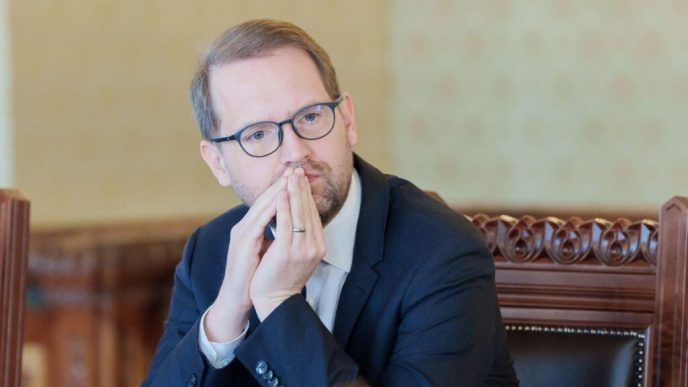 dominic-fritz:-acest-teatru-politic,-intr-o-oarecare-masura,-face-parte-din-democratie