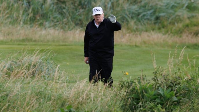 trump-estimeaza-o-sansa-5050-pentru-un-acord-comercial-suaue-in-timp-ce-joaca-golf